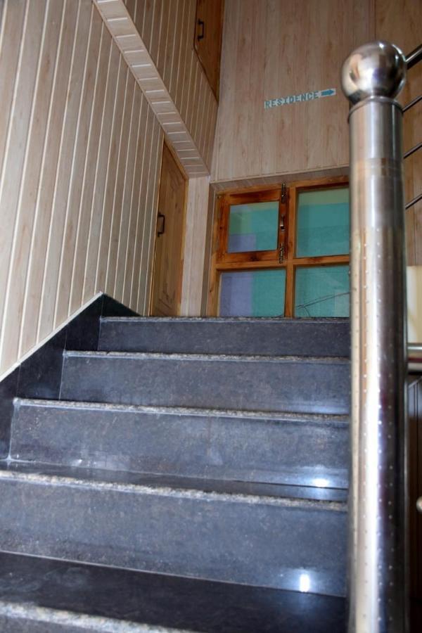 Hotel Nirmal Chhaya Manāli Exteriör bild